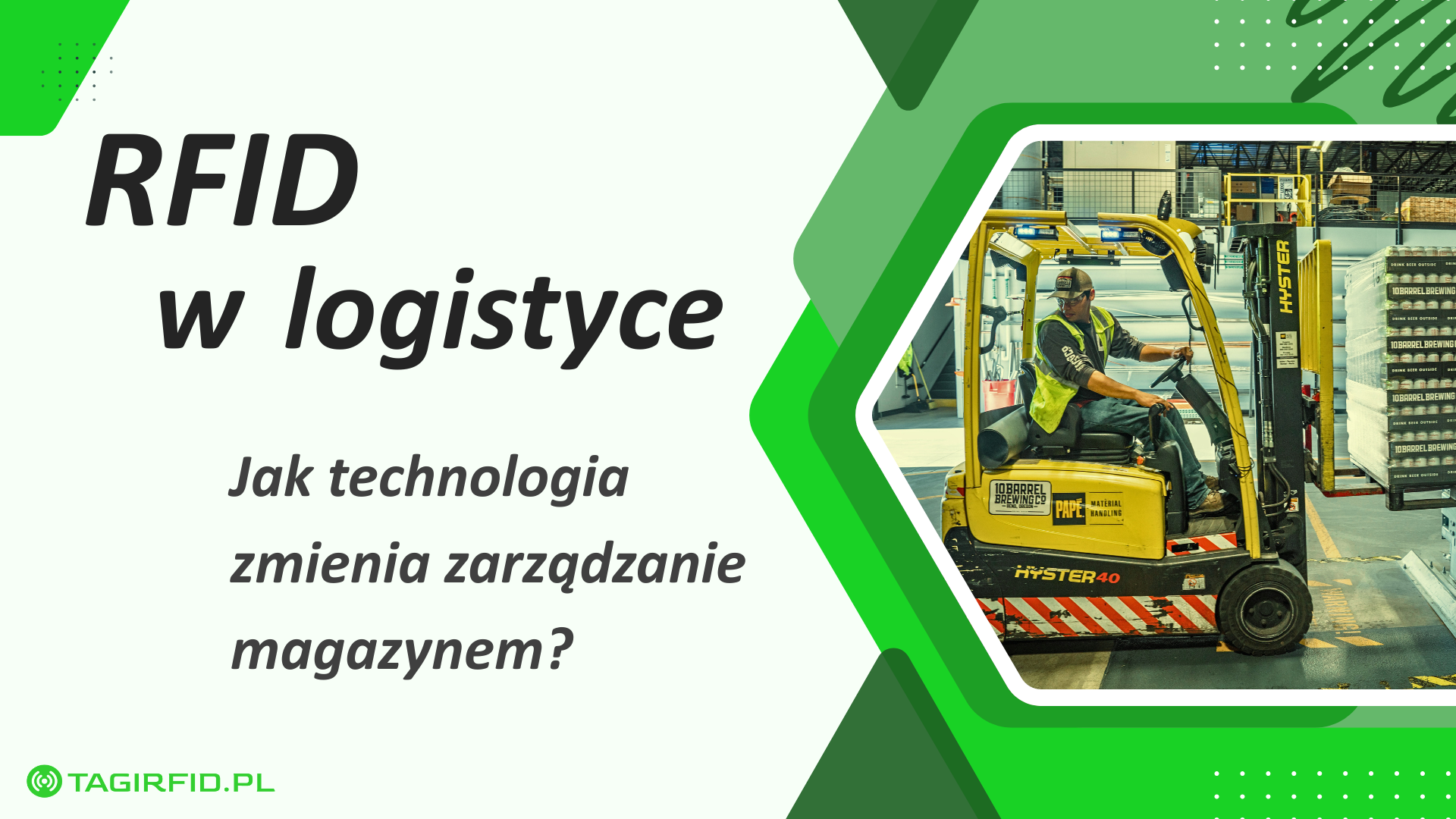 Grafika przedstawia zbiór kształtów z gamy kolorów zielonych, na jednym z kształtów znajduje się grafika mężczyzny kierującego wózkiem widłowym załadowanym paletami. Na ilustracji widnieje także napis: "RFID w logistyce. Jak technologia zmienia zarządzanie magazynem?"